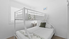 Room - Oceanfront centrally located 2 bedroom apartment with pool (Alexandra Headland)