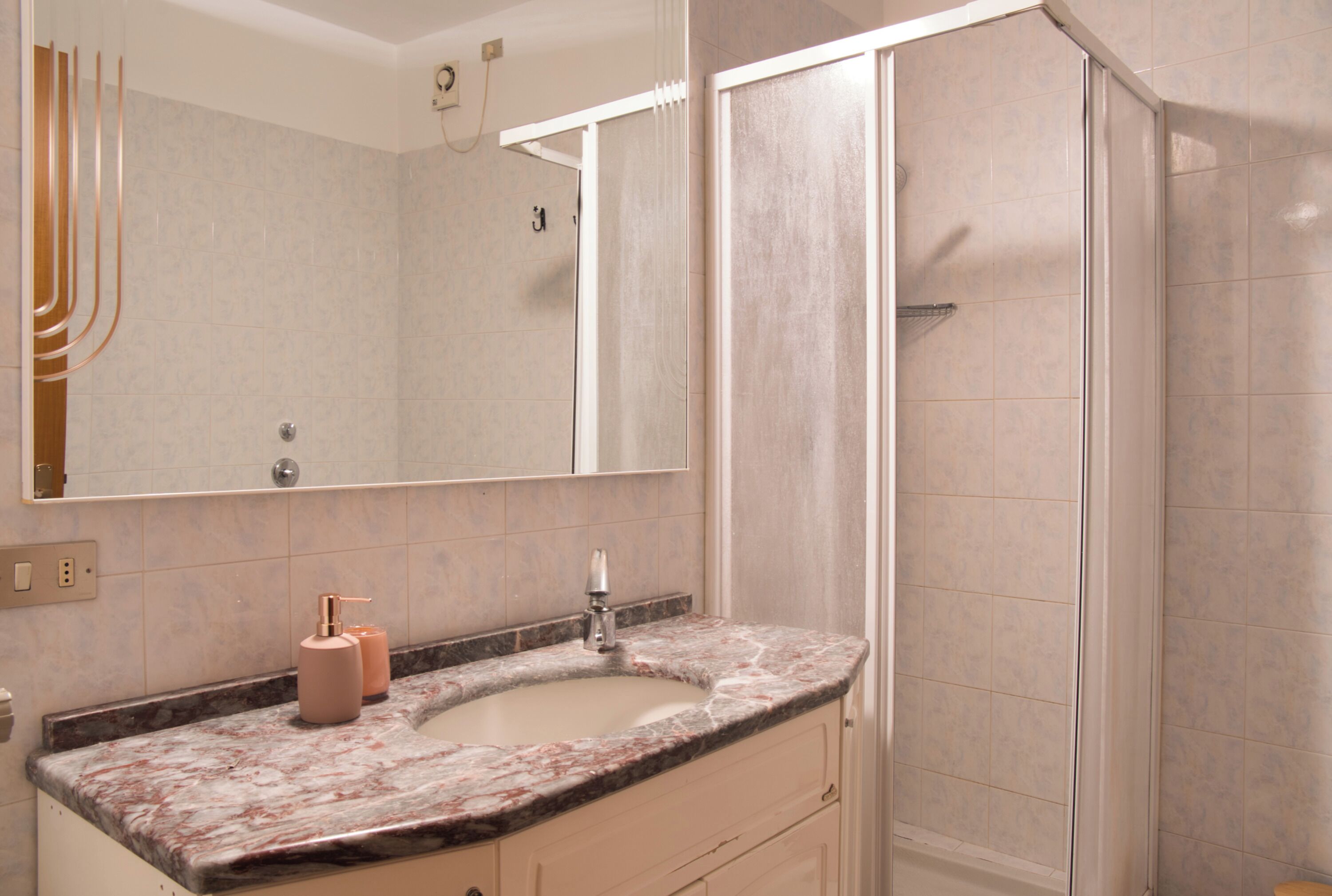 Shower, hair dryer, bidet, towels