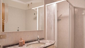 Bruser, hårtørrer, bidet, håndklæder