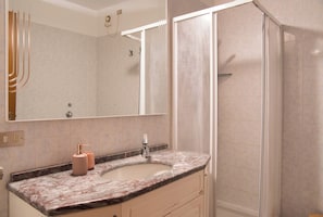 Dusche, Haartrockner, Bidet, Handtücher