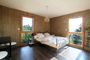 Tabla de planchar con plancha, wifi, ropa de cama