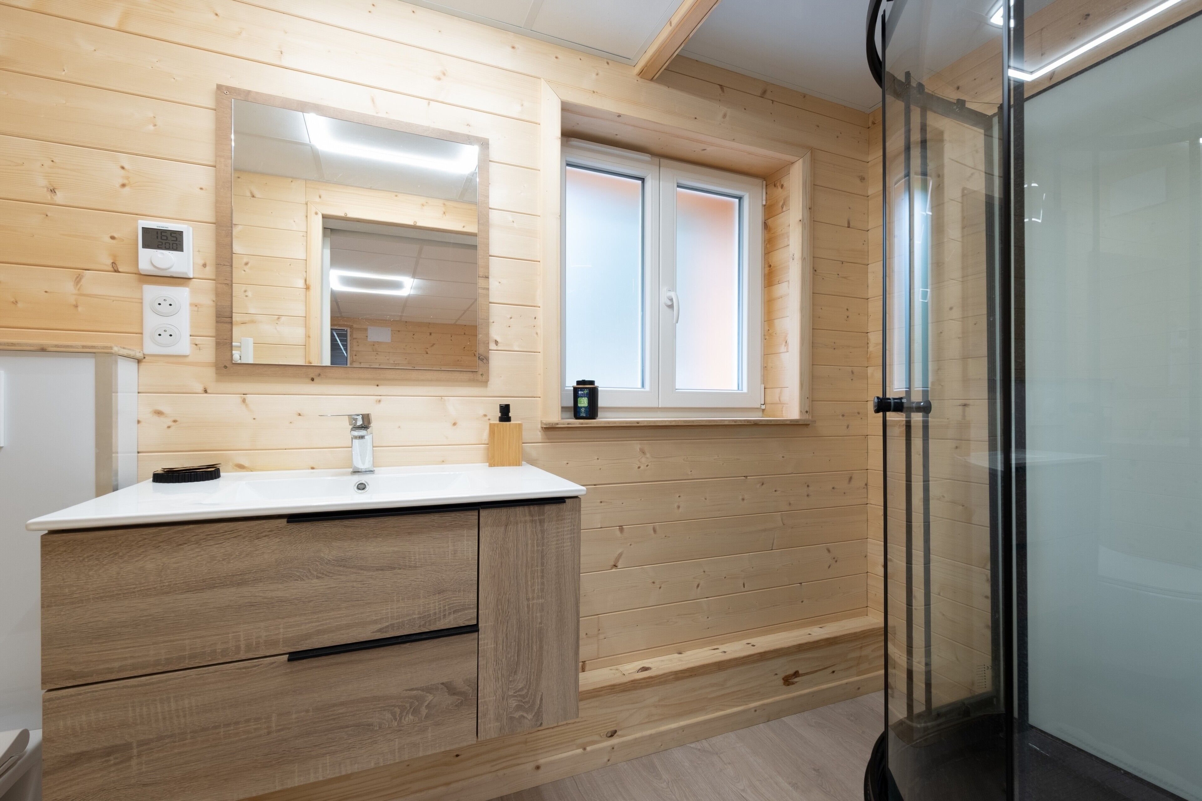 Een douche, een haardroger, handdoeken