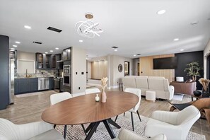 Interior - Perfect 3-bedroom house with a Pool and Spa in serene Clearwater (Clearwater)