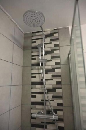 Een haardroger, handdoeken, zeep, toiletpapier