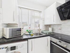 Private kitchen - Chelmsford Studio Apartment | Free Parking (Chelmsford)
