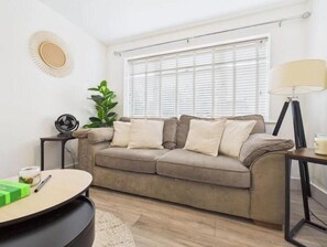 Living area - Chelmsford Studio Apartment | Free Parking (Chelmsford)