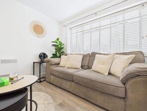 Living area - Chelmsford Studio Apartment | Free Parking (Chelmsford)