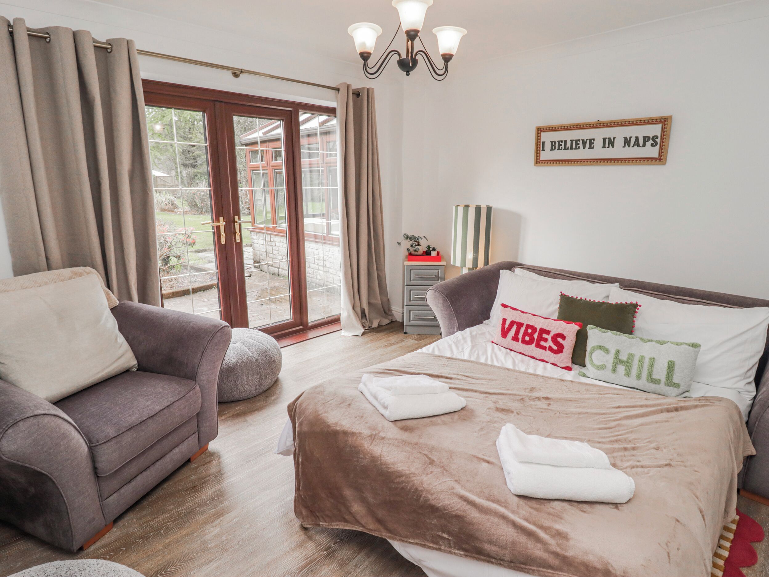 5 bedrooms, individually decorated, individually furnished, free WiFi