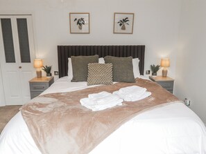 5 bedrooms, individually decorated, individually furnished, free WiFi - Willows Lodge at Carreg Llwyd (Cardiff)