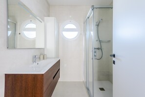 Shower, hair dryer, towels - Forte Beach Retreat (350m to the Sea) (Albufeira)