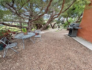 Outdoor dining - Casita Adobe Pet-Friendly Garden Studio (Grand Junction)