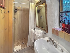 Hair dryer, towels - Casita Adobe Pets Gardens Studio (Grand Junction)