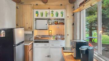 Wasserkocher mit Kaffee-/Teezubehör, Kühlschrank, Mikrowelle, Toaster