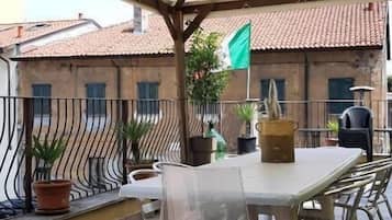 Classic-Vierbettzimmer, Stadtblick | Speisen im Freien