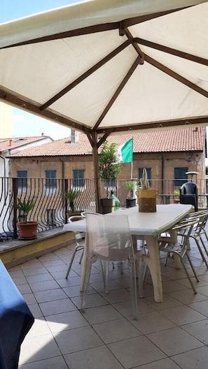 Habitación cuádruple clásica, vista a la ciudad | Restaurante al aire libre