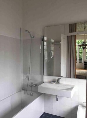 Shower, hair dryer, towels, soap - Casa de Fagilde - A Timeless Refuge in the Countryside, Close to Porto (Canedo)