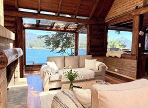Televisión y chimenea 