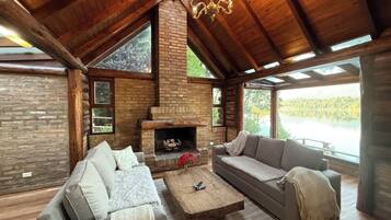 TV, fireplace