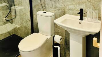 Cottage | Badkamer | Een douche