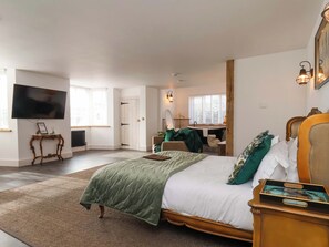 2 Schlafzimmer, individuell dekoriert, individuell eingerichtet