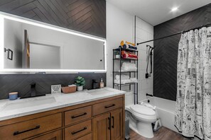 Shower, hair dryer, towels, shampoo - Los Ositos Family Friendly Luxury Tahoe Retreat (South Lake Tahoe)