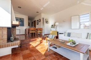 TV, fireplace - Casa Alba, 4 km from the beaches Empúries (Albons)