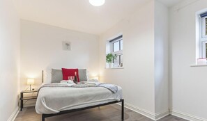 Room - Amy`s House - close to the Peak District! (Alton Towers & Staffordshire Villages)