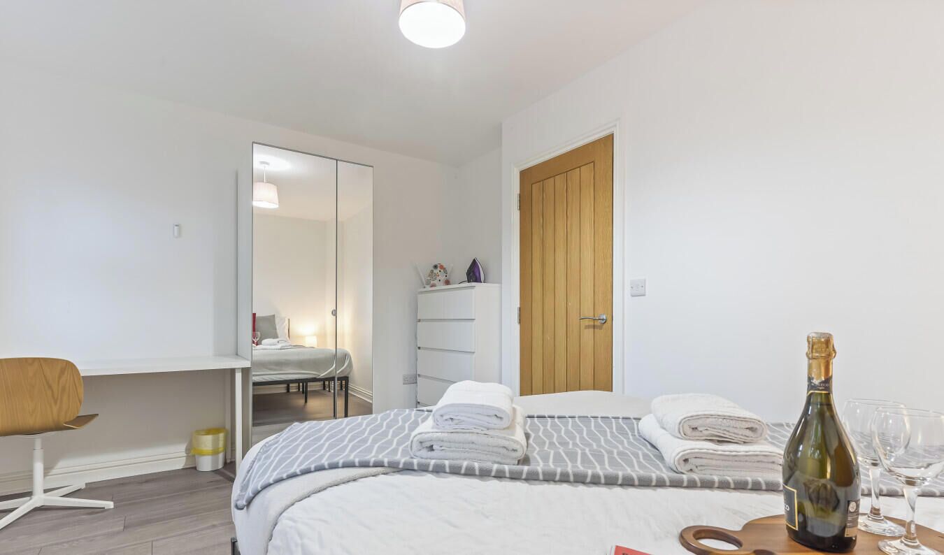 Iron/ironing board, WiFi, bed sheets