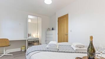 Iron/ironing board, WiFi, bed sheets