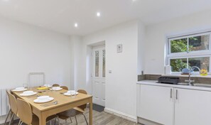 Dining - Amy`s House - close to the Peak District! (Alton Towers & Staffordshire Villages)