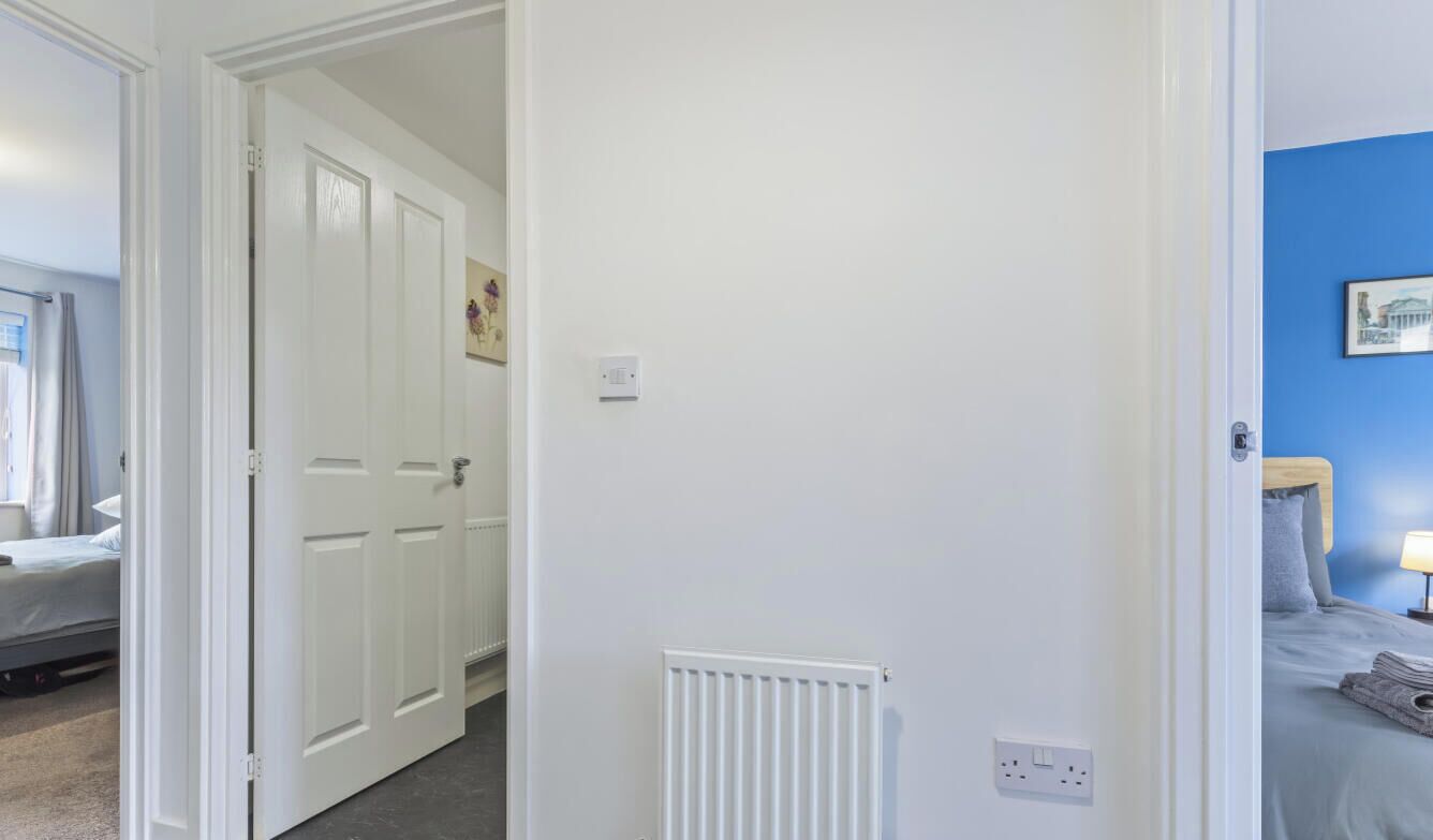 Desk, iron/ironing board, WiFi, bed sheets