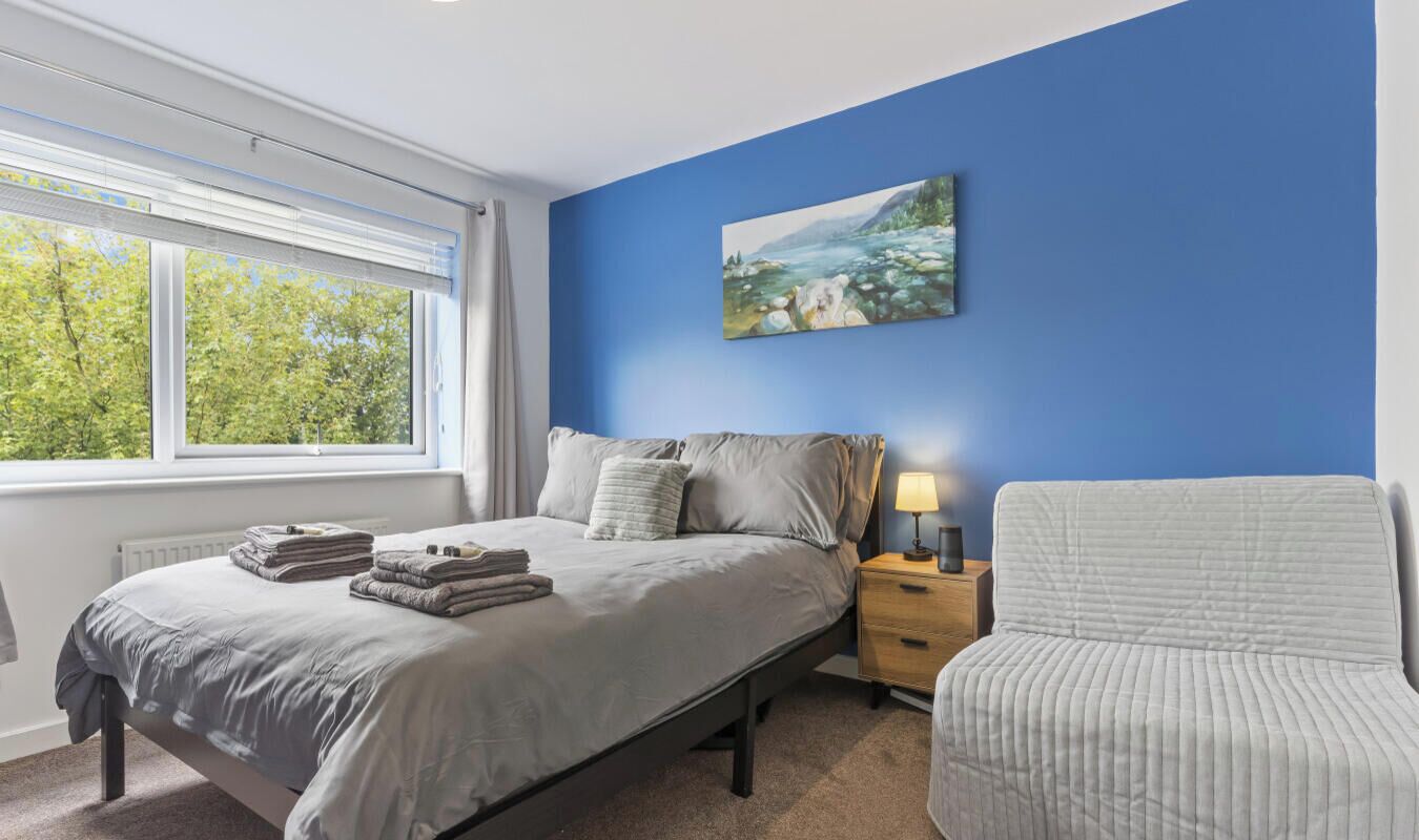 Desk, iron/ironing board, WiFi, bed sheets