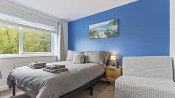 Desk, iron/ironing board, WiFi, bed sheets