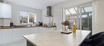 Syston Townhouse With parking
