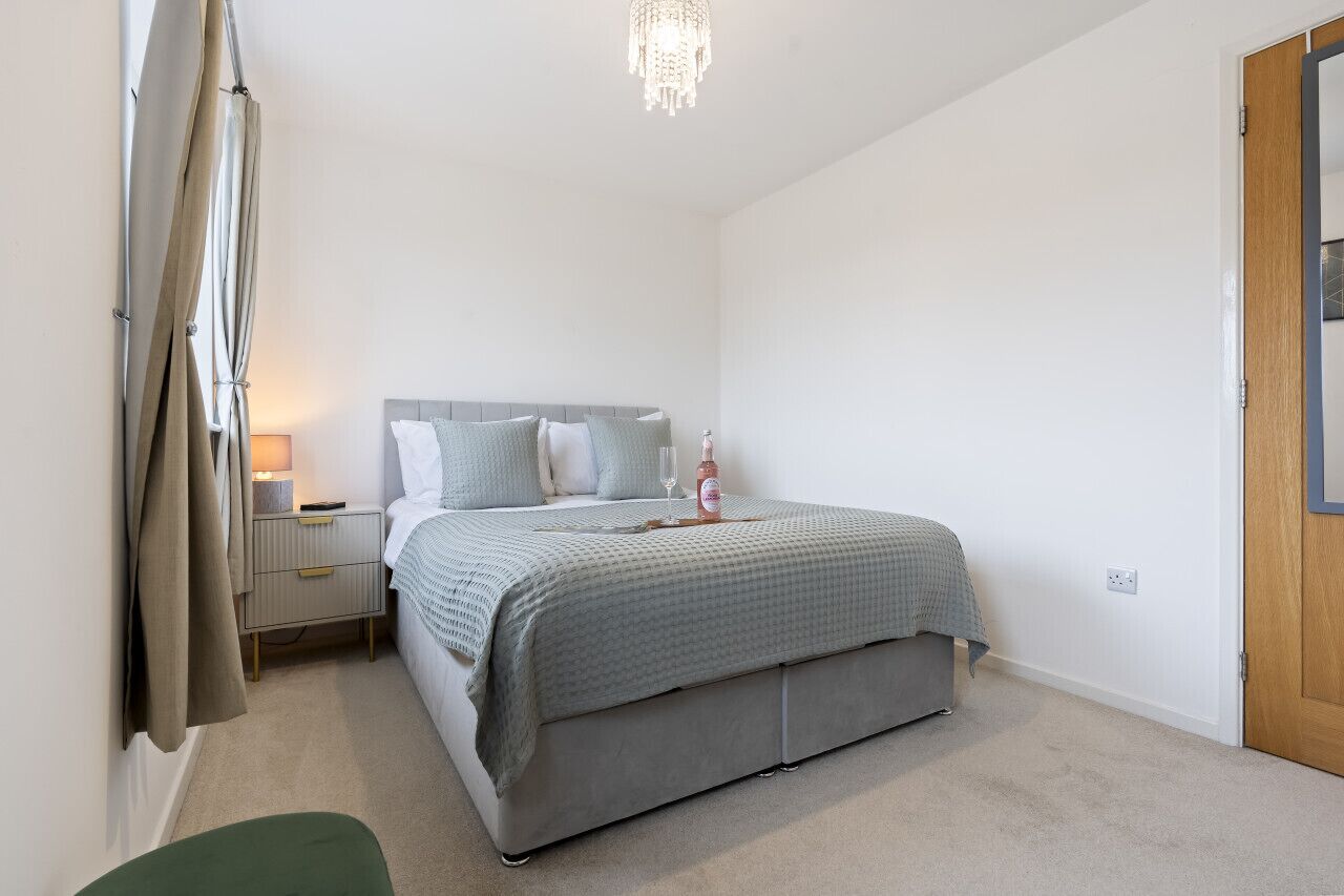 Desk, iron/ironing board, WiFi, bed sheets