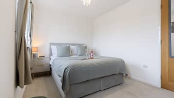 Desk, iron/ironing board, WiFi, bed sheets