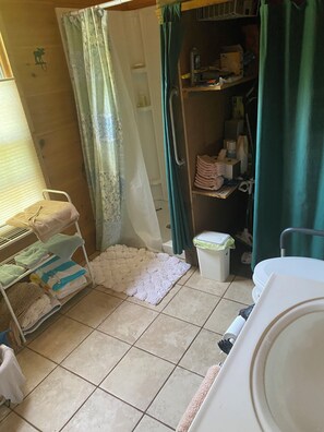 Regadera, toallas, jabón, papel de baño 