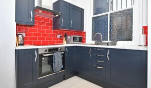 Fridge, microwave, oven, stovetop - 2 Bedroom Central Stay (Alton Towers & Staffordshire Villages)