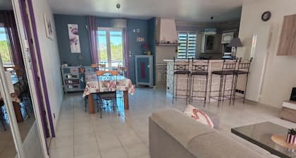 House in quiet neighborhood, 20 min from beaches and A10 motorway