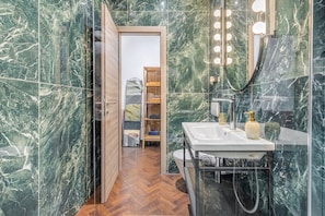 Habitación Deluxe doble | Baño | Artículos de higiene personal gratuitos, secador de pelo y toallas