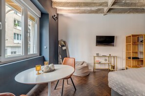 Deluxe Apartment | Living room | 100-cm flat-screen TV with cable channels - Booza 69 Luxury Rooms (Split)