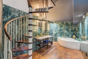 Deluxe Apartment | Bathroom