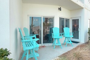 Terrace/patio - Palm Beach B12 - Beachfront 1BR, Ground Level, Pool/Gulf View, Heated Pool, Gym (Orange Beach)