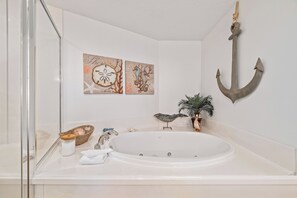 Jetted bath, hair dryer, towels, soap - Palm Beach B12 - Beachfront 1BR, Ground Level, Pool/Gulf View, Heated Pool, Gym (Orange Beach)