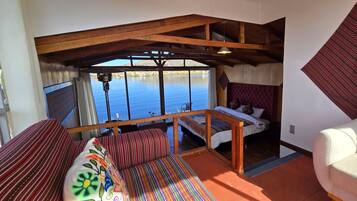 Deluxe Suite, Balcony, Lake View | Interior