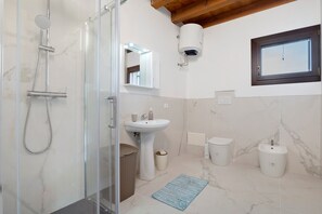 Bathroom - Apartment 'Alessia' with Shared Pool, Garden, and Wi-Fi (Jesolo)