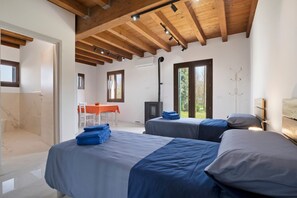 1 dormitorio, tabla de planchar con plancha, wifi y ropa de cama