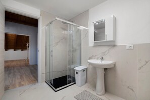 Bathroom - Apartment 'Denisa' with Shared Pool, Garden, and Wi-Fi (Jesolo)