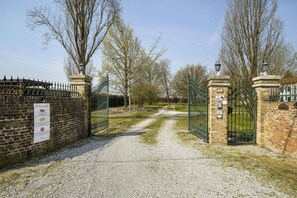 المنطقة المحيطة بالمنشأة