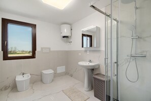 Bathroom - Apartment 'Marina' with Shared Pool, Garden, and Wi-Fi (Jesolo)